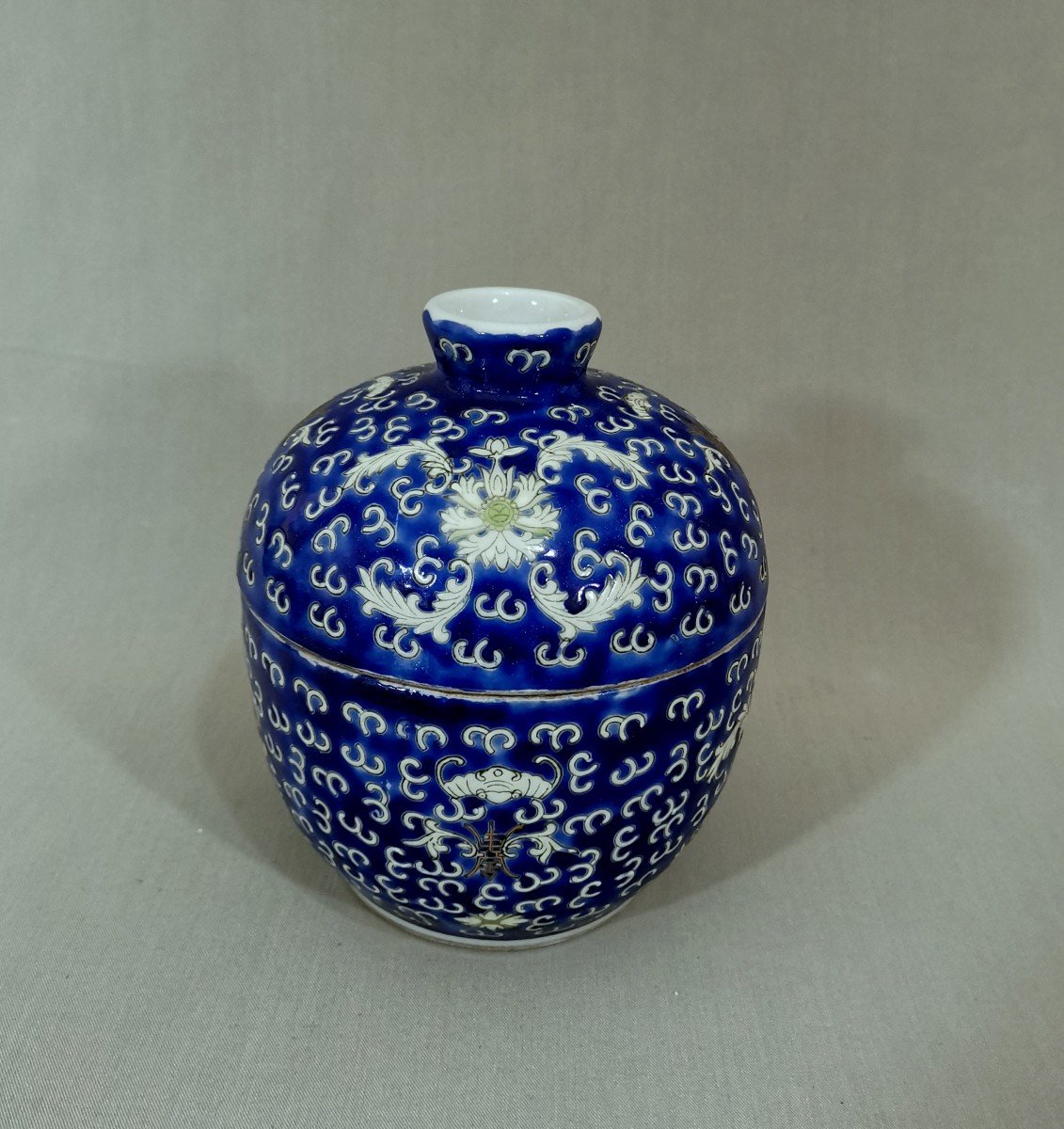 China Qing Dynasty Porcelain Covered Jar, Bat, Lotus & Shou Character Decor-photo-2