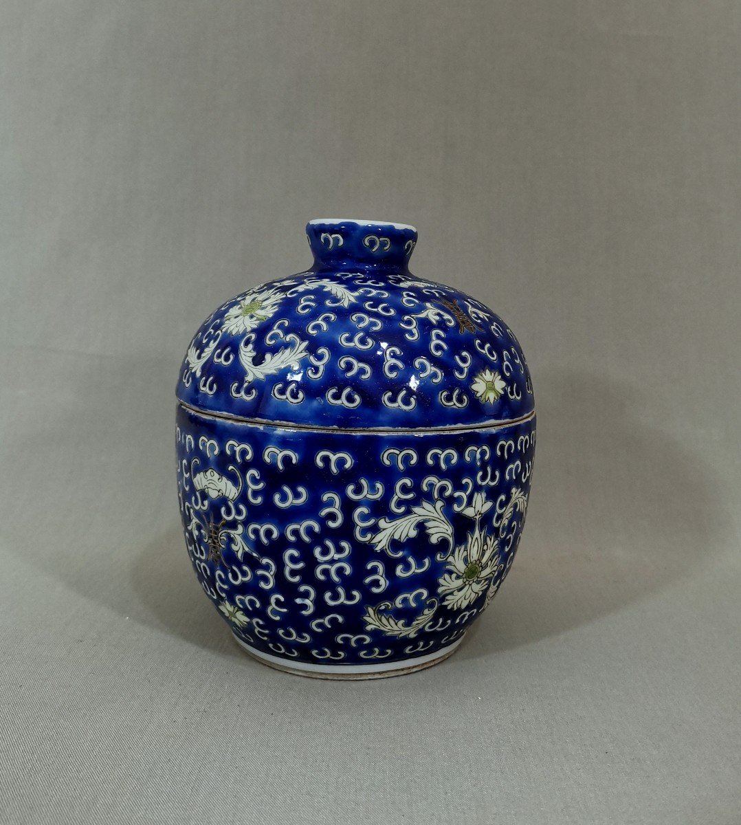 China Qing Dynasty Porcelain Covered Jar, Bat, Lotus & Shou Character Decor-photo-3