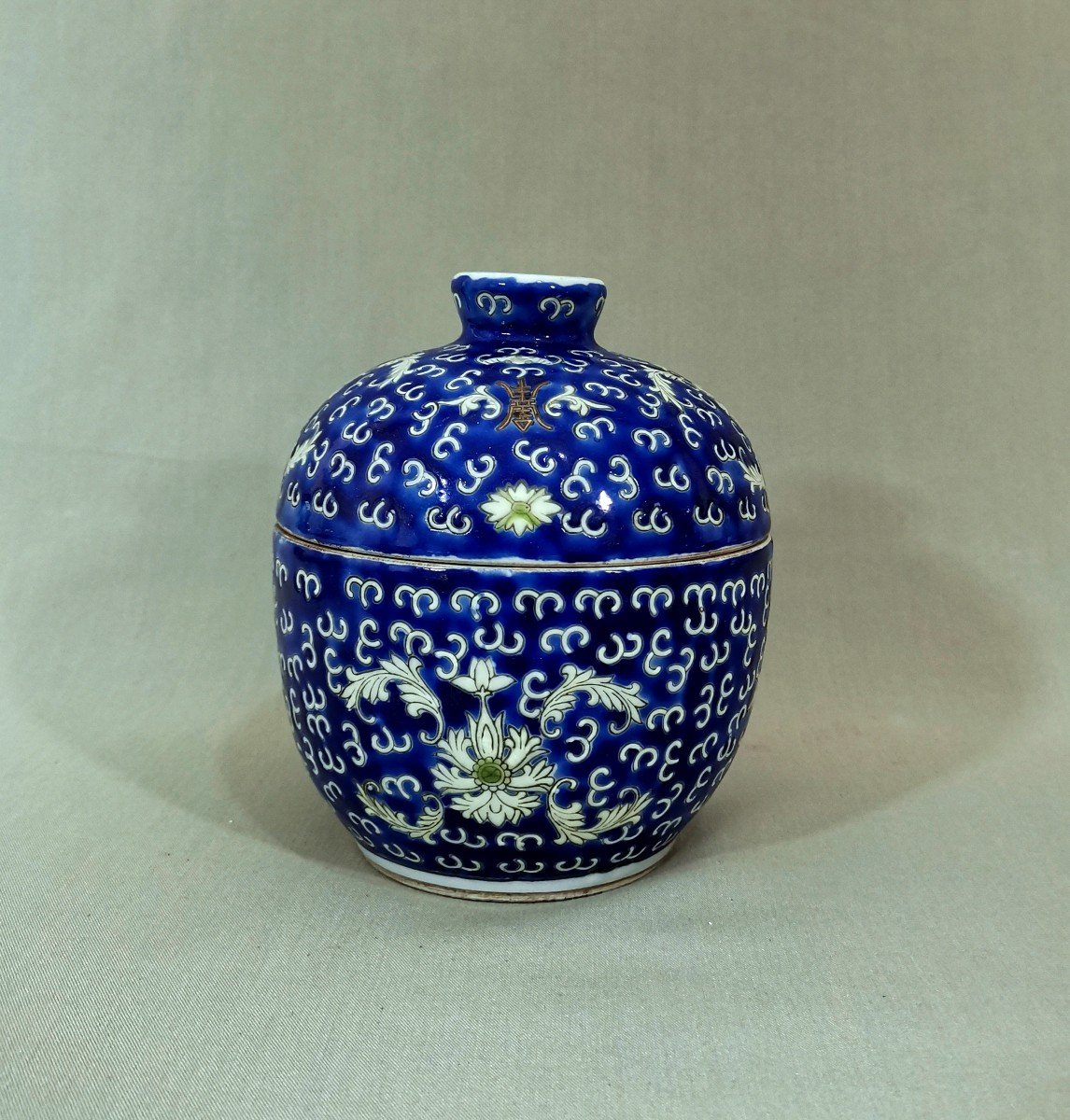 China Qing Dynasty Porcelain Covered Jar, Bat, Lotus & Shou Character Decor-photo-1