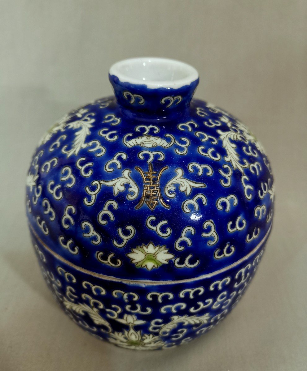 China Qing Dynasty Porcelain Covered Jar, Bat, Lotus & Shou Character Decor-photo-2