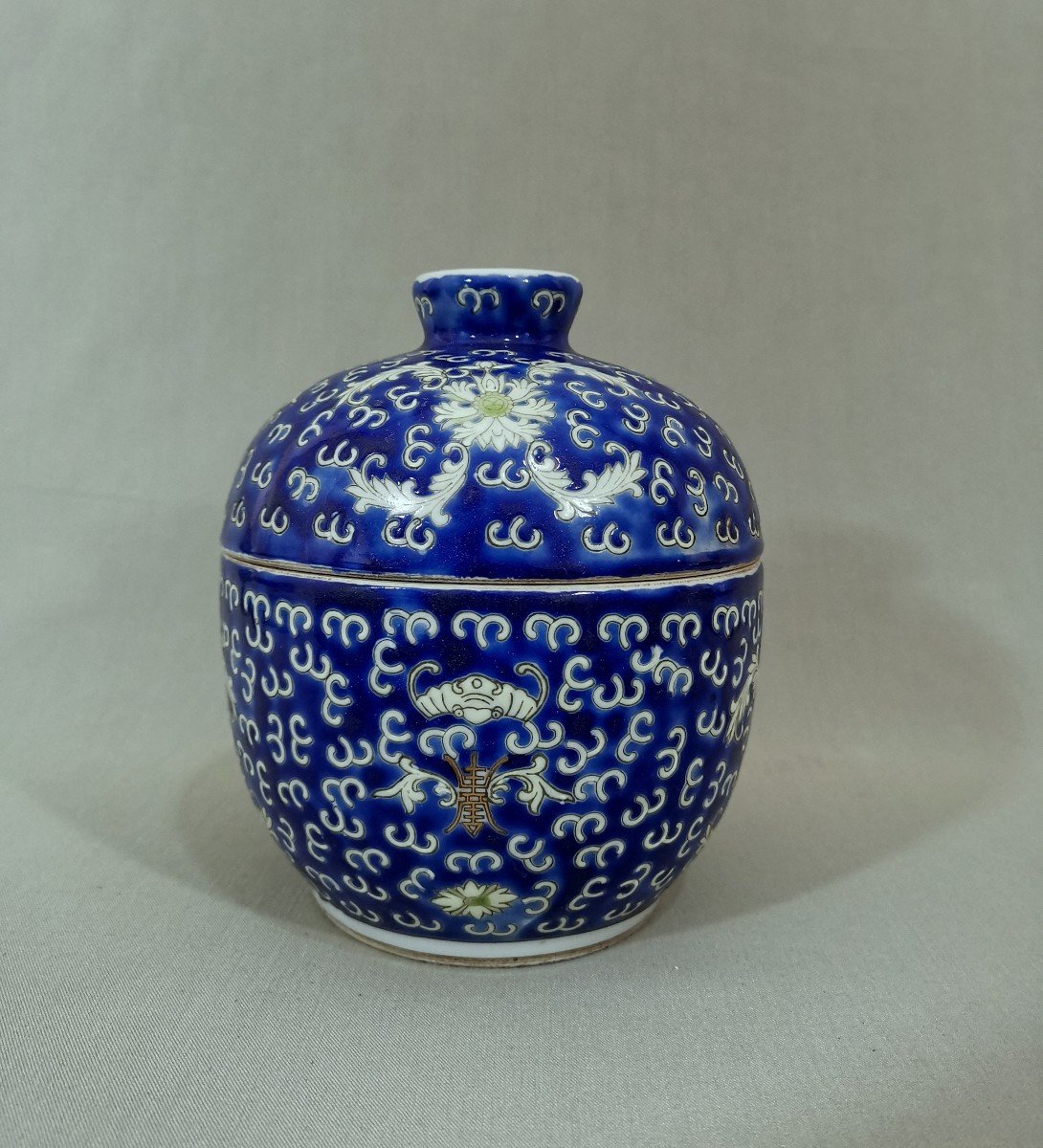 China Qing Dynasty Porcelain Covered Jar, Bat, Lotus & Shou Character Decor-photo-4