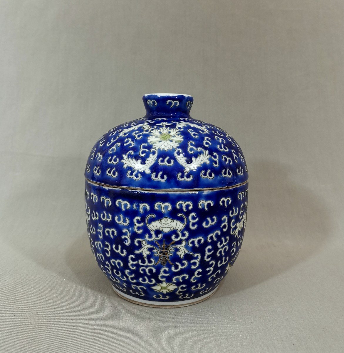 China Qing Dynasty Porcelain Covered Jar, Bat, Lotus & Shou Character Decor