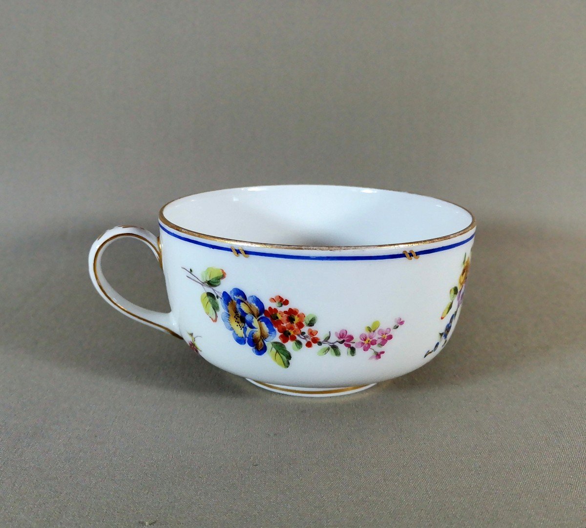 Saint Cloud 18th Century, Large Soft Porcelain Cup With Flower Throw Decor & Gold Highlights-photo-2