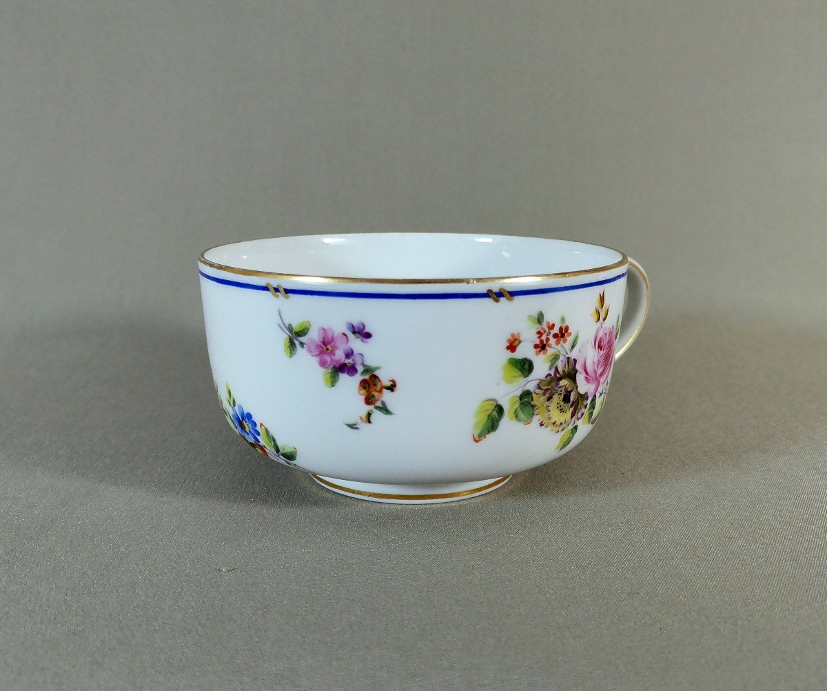 Saint Cloud 18th Century, Large Soft Porcelain Cup With Flower Throw Decor & Gold Highlights-photo-3