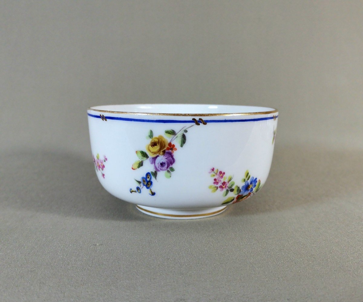 Saint Cloud 18th Century, Large Soft Porcelain Cup With Flower Throw Decor & Gold Highlights-photo-4