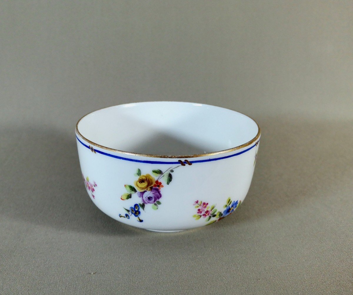 Saint Cloud 18th Century, Large Soft Porcelain Cup With Flower Throw Decor & Gold Highlights-photo-1