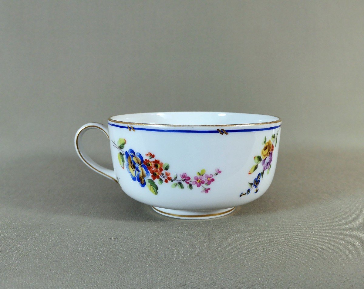 Saint Cloud 18th Century, Large Soft Porcelain Cup With Flower Throw Decor & Gold Highlights-photo-2