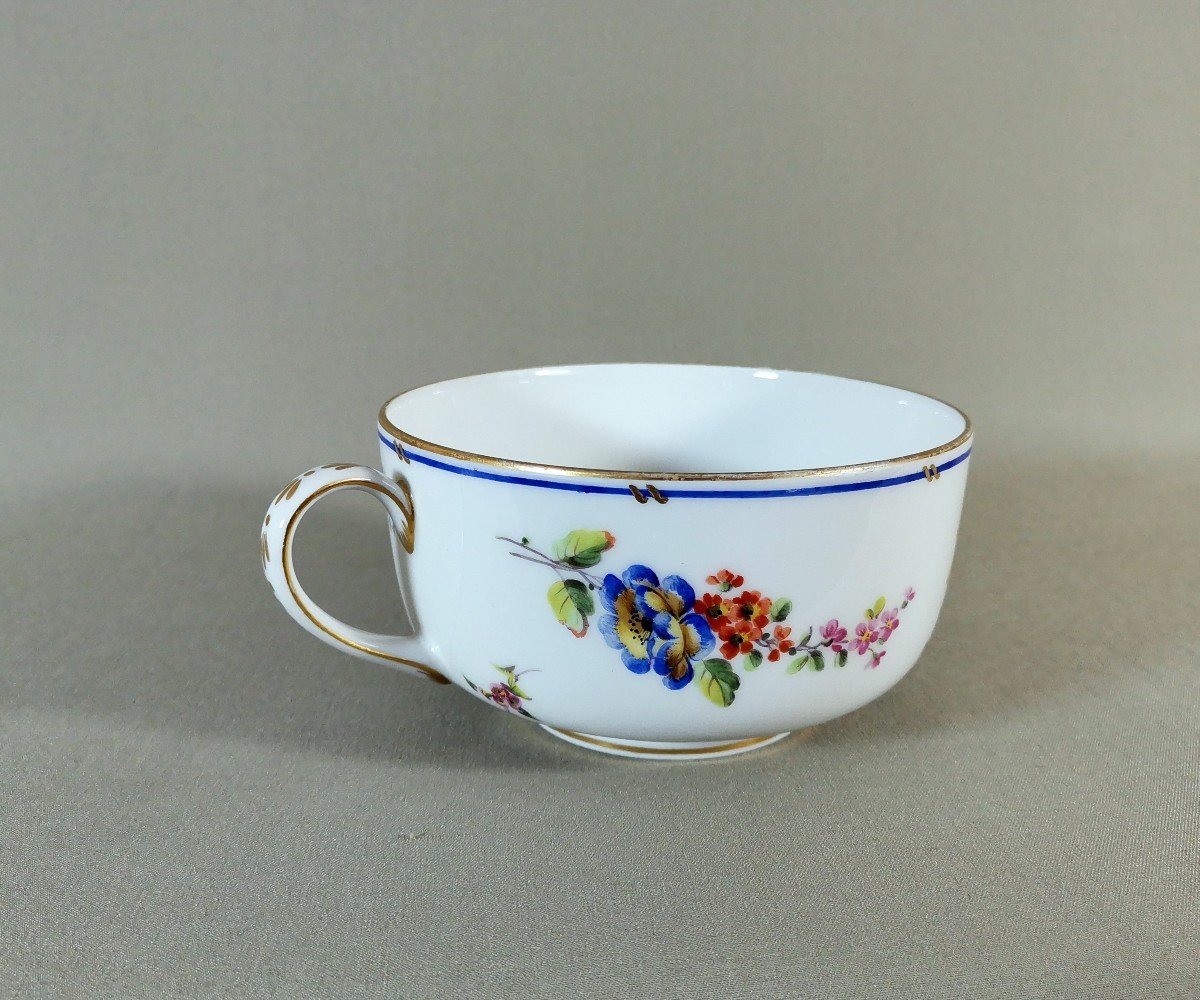 Saint Cloud 18th Century, Large Soft Porcelain Cup With Flower Throw Decor & Gold Highlights-photo-3