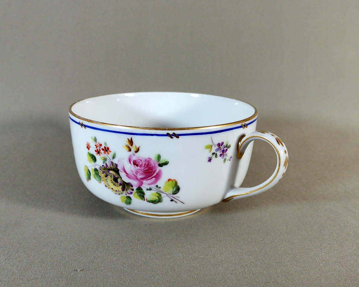 Saint Cloud 18th Century, Large Soft Porcelain Cup With Flower Throw Decor & Gold Highlights