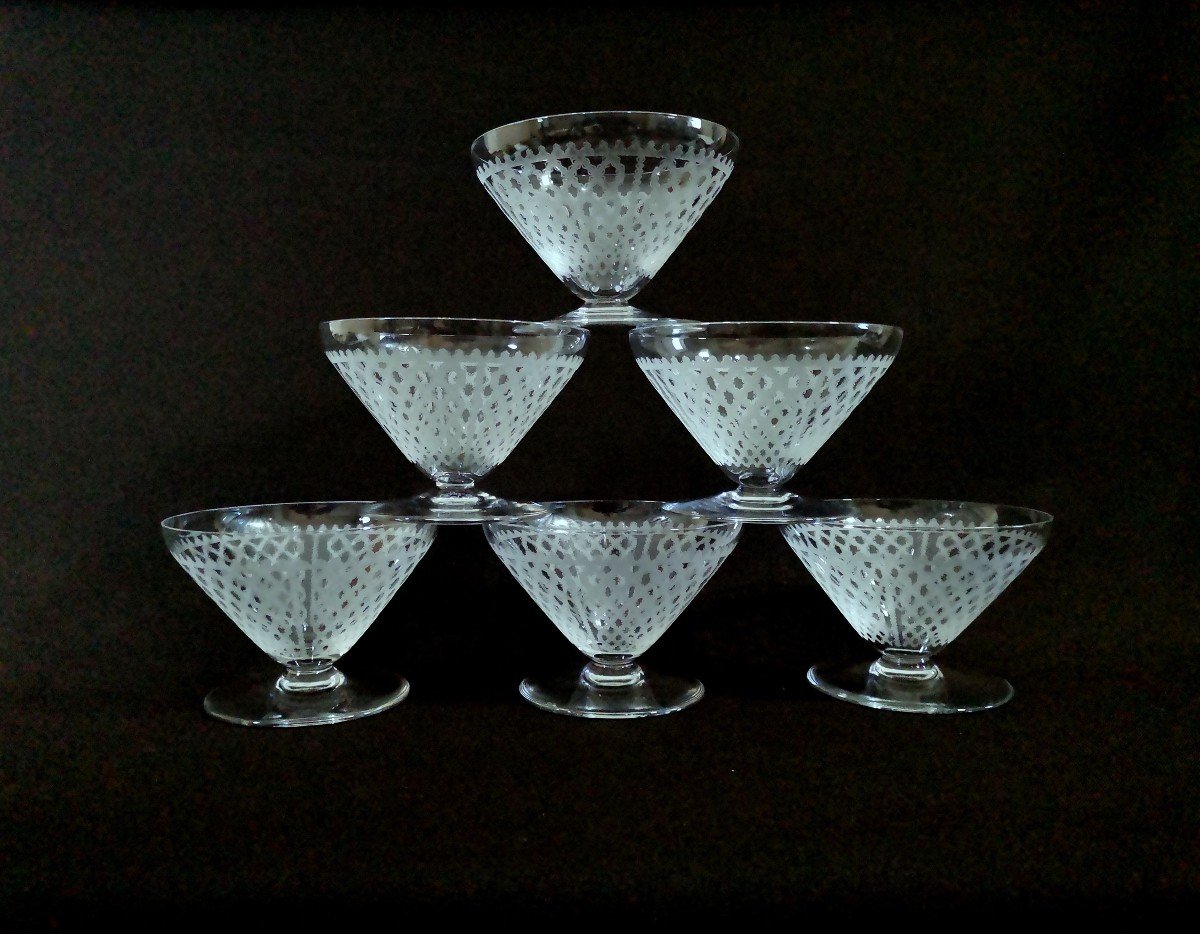 Baccarat, Six Coupes à Champagne,  Service Alhambra, Cristal Gravé à Motifs Résille, Vers 1920-photo-2