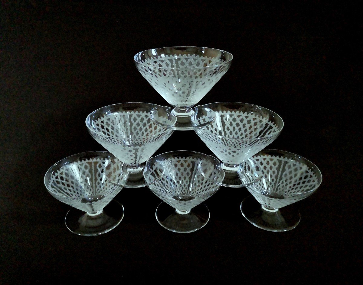 Baccarat, Six Coupes à Champagne,  Service Alhambra, Cristal Gravé à Motifs Résille, Vers 1920-photo-3