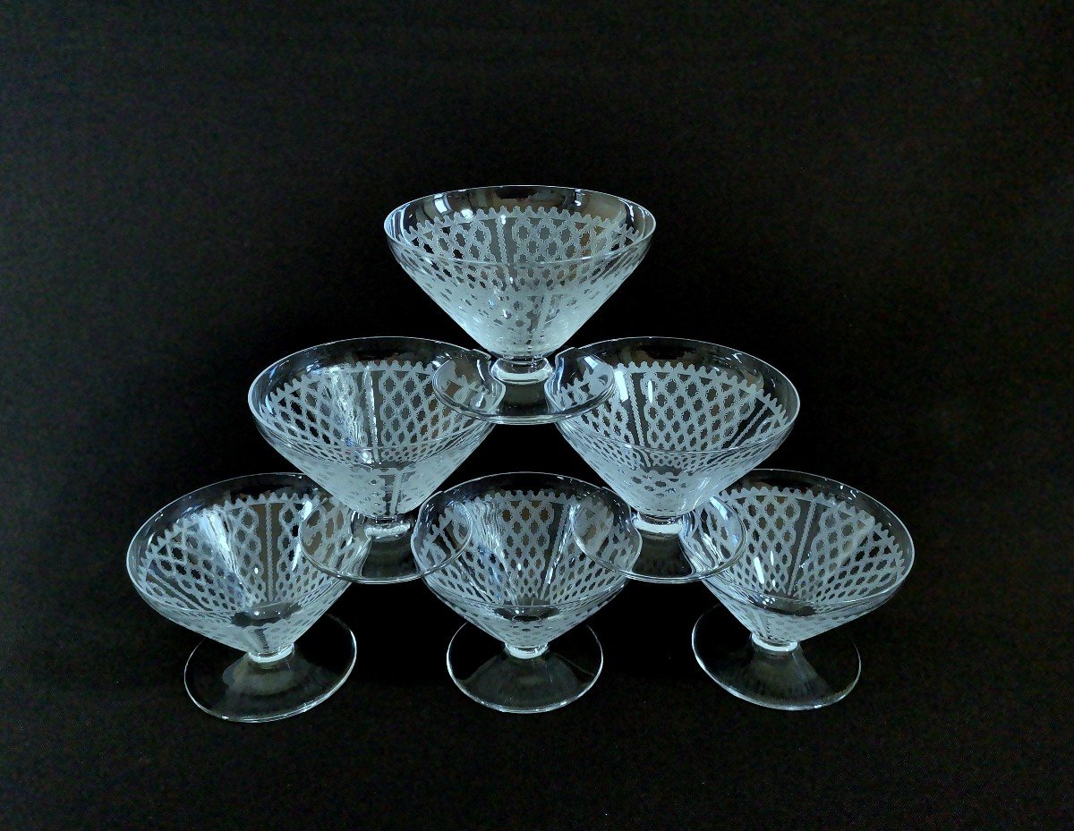 Baccarat, Six Coupes à Champagne,  Service Alhambra, Cristal Gravé à Motifs Résille, Vers 1920-photo-1