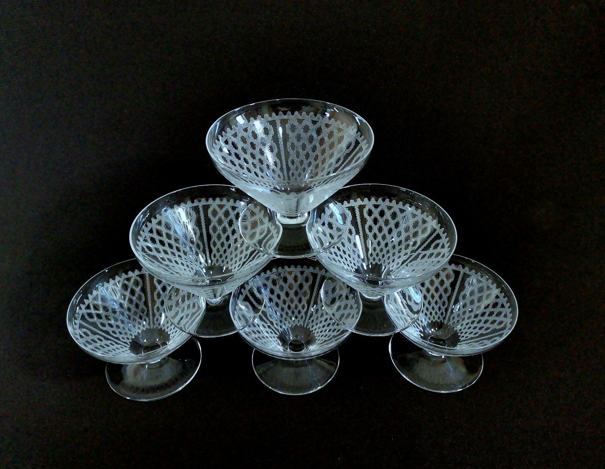 Baccarat, Six Coupes à Champagne,  Service Alhambra, Cristal Gravé à Motifs Résille, Vers 1920-photo-2