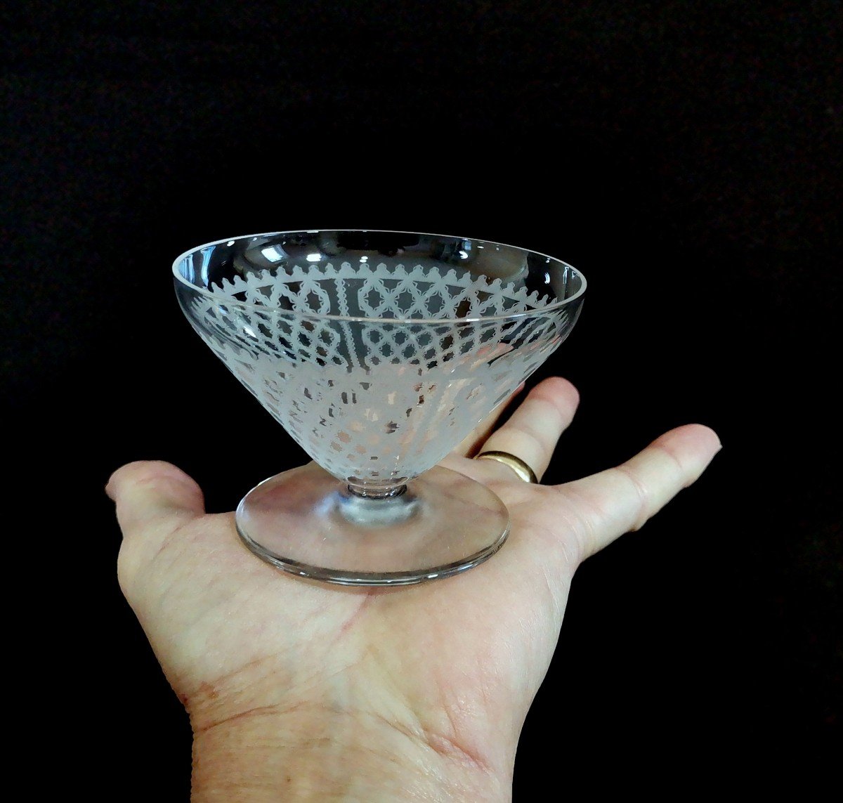 Baccarat, Six Coupes à Champagne,  Service Alhambra, Cristal Gravé à Motifs Résille, Vers 1920-photo-8