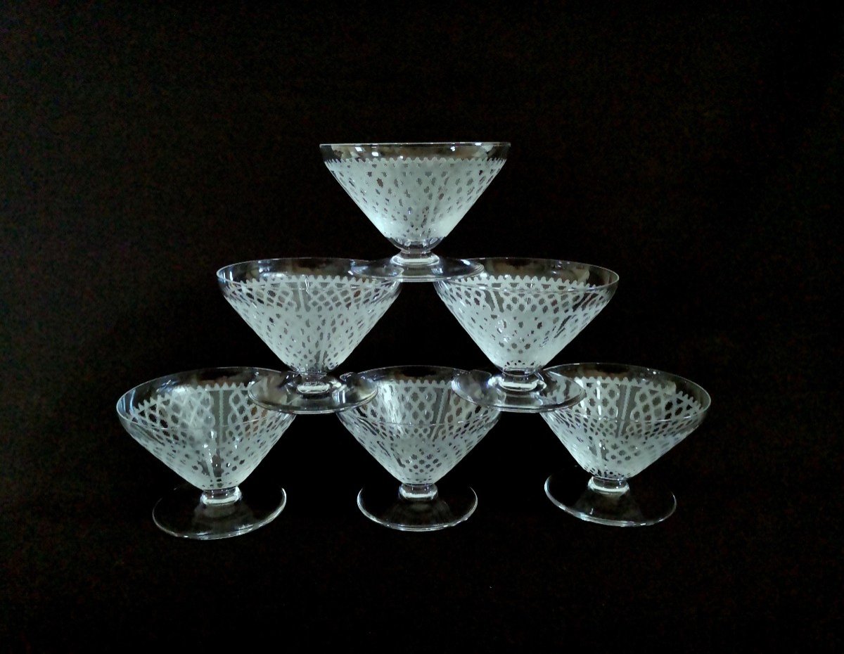 Baccarat, Six Coupes à Champagne,  Service Alhambra, Cristal Gravé à Motifs Résille, Vers 1920