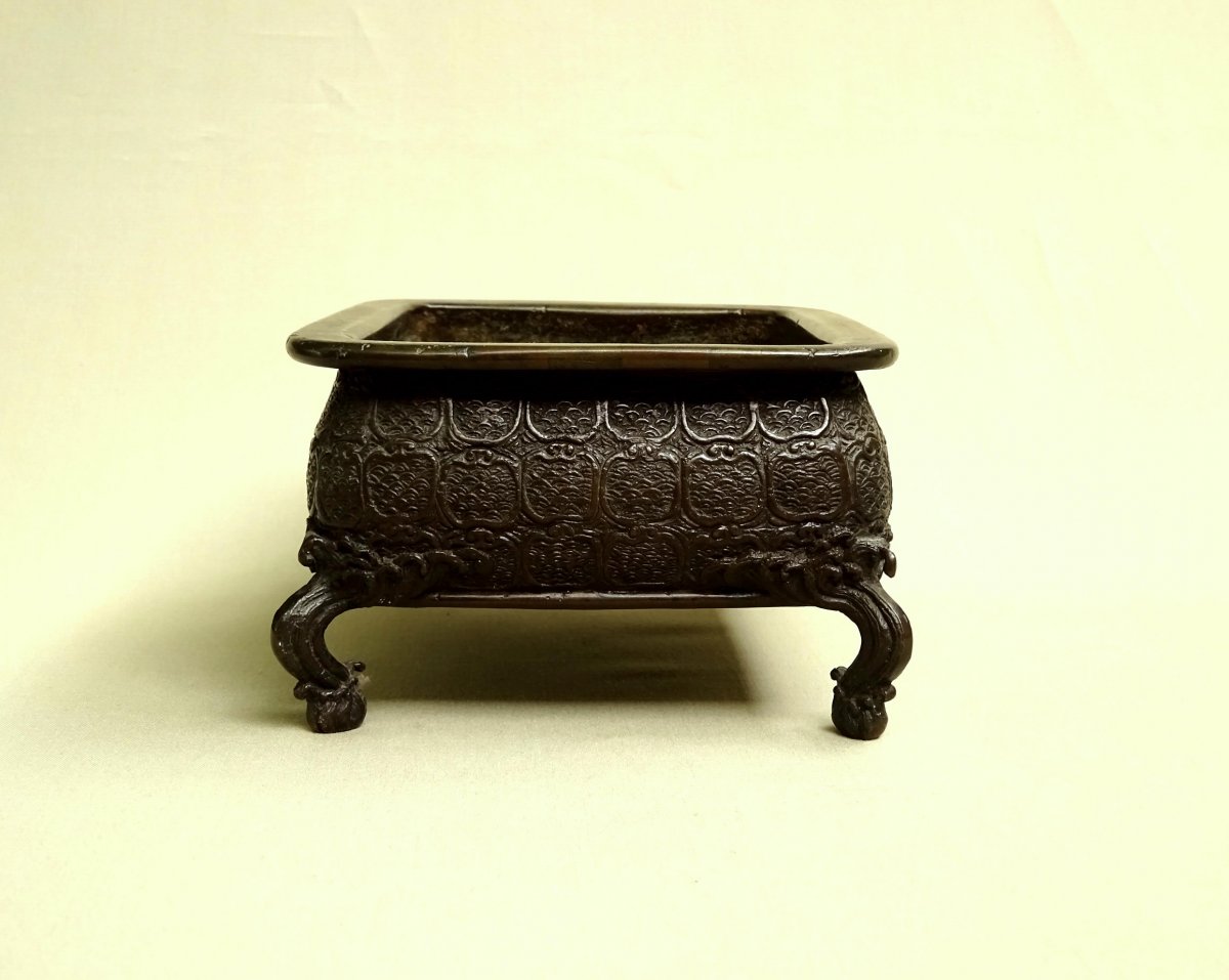 China Old Perfum Burner Or Jardiniere In Bronze Decoration To Heads Of Sceptres Ruyi And Scale-photo-2