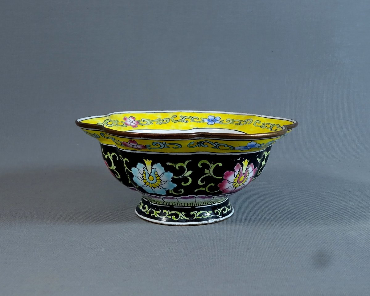 China Canton, Polylobed Cup In Copper And Polychrome Enamels With Lotus Decor And Foliage