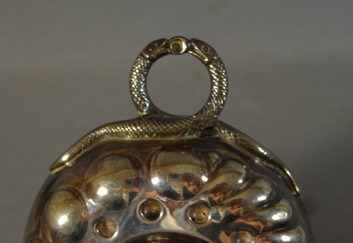 Tastevin du 19eme Siècle en Argent, Modèle à Godrons, Ligne Perlée, Pastilles et Anse aux Serpents affrontés, Orfèvre à indentifier.-photo-2