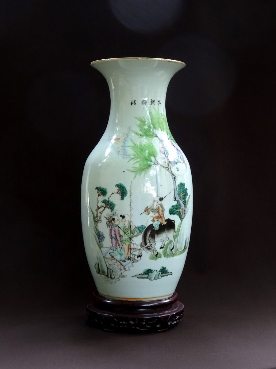 Chine, Important Vase du  XIXème Siècle En Porcelaine,  Orné d'un Décor Peint de Personnages, Bœuf et Poème Calligraphié