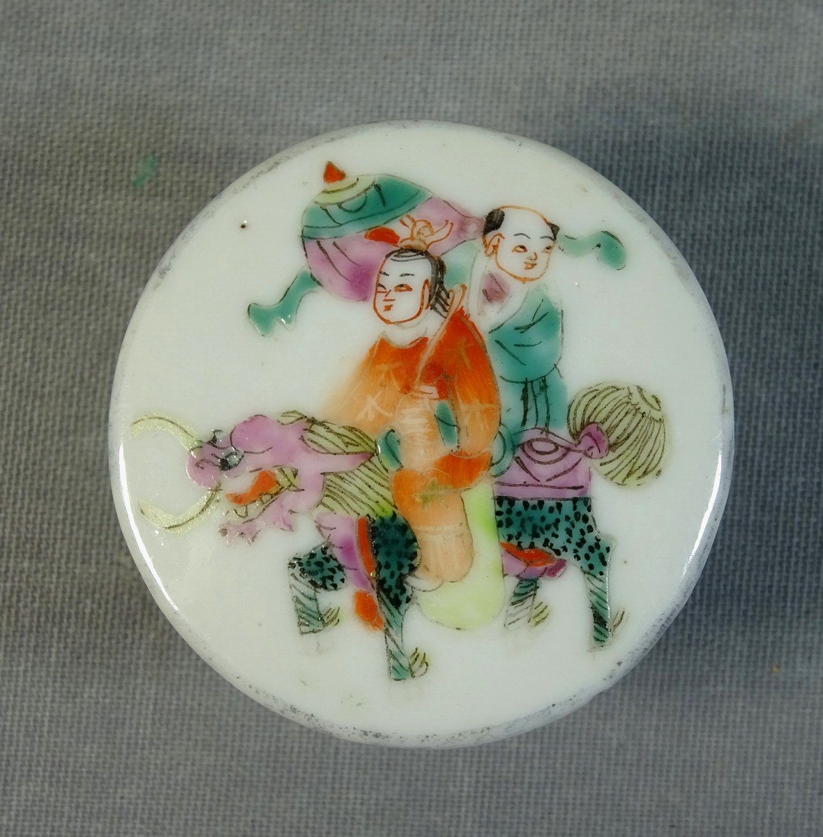 China XIXth Century, Small Porcelain Ointment Or Blush Pot Decorated With Person, Chimera And Flowers-photo-2