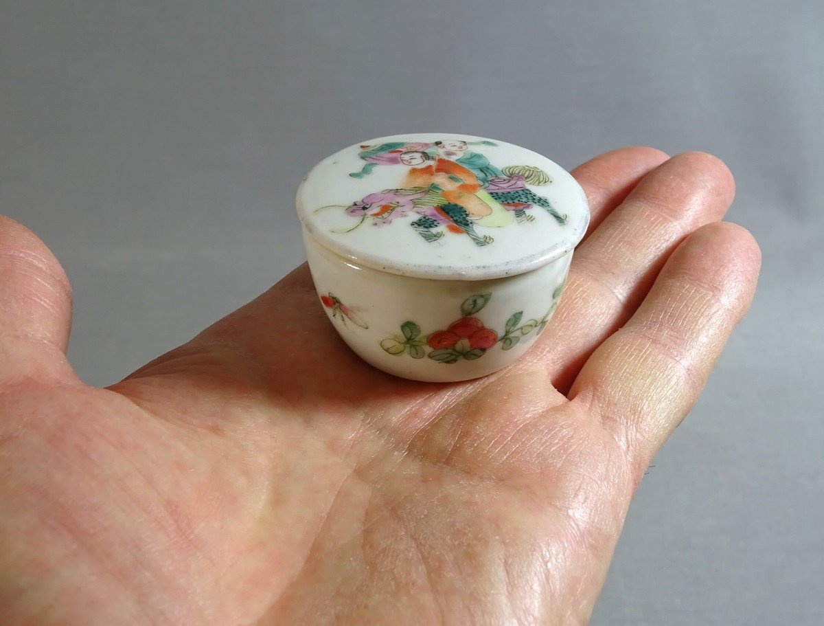 China XIXth Century, Small Porcelain Ointment Or Blush Pot Decorated With Person, Chimera And Flowers-photo-7