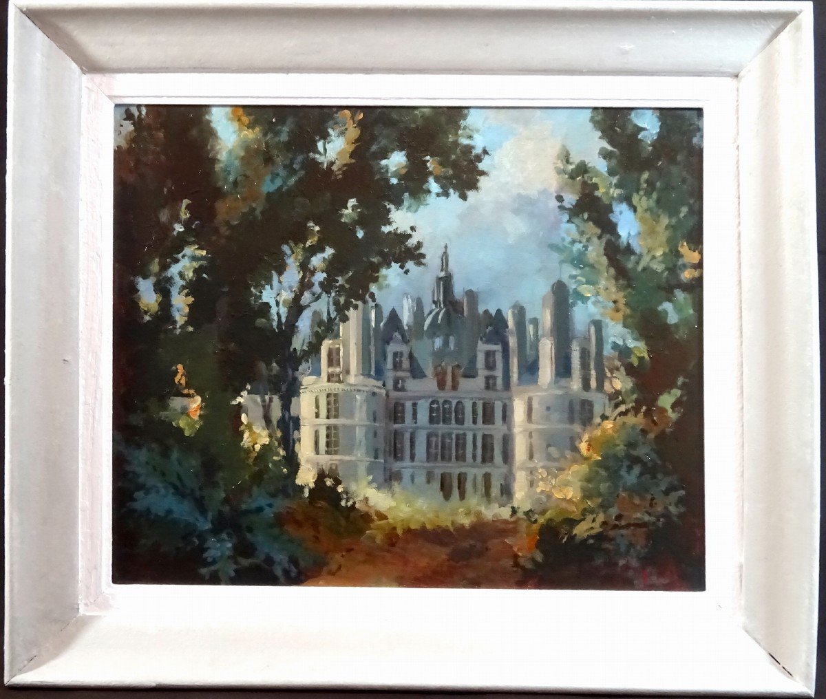 Peinture à l'Huile Figurant Le Château De Chambord Vu d'une Percée Dans Les Frondaisons, Belle Signature à Identifier