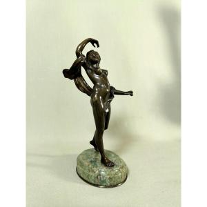 Sculpture Ancienne En Bronze Figurant Une Jeune Danseuse Nue Légèrement Dissimulée d'Un Voile