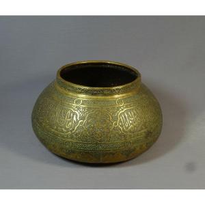 Levant Brass Heap Basin, Iran 18th-19th Century, Wall With 5 Epigraphic Cartridges In Thuluth