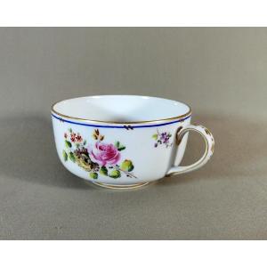 Saint Cloud XVIIIe, Grande Tasse en Porcelaine Tendre à Décor de Jetés de Fleurs & Réhauts d'Or