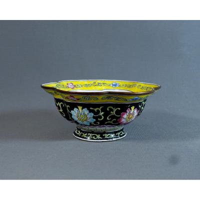 China Canton, Polylobed Cup In Copper And Polychrome Enamels With Lotus Decor And Foliage