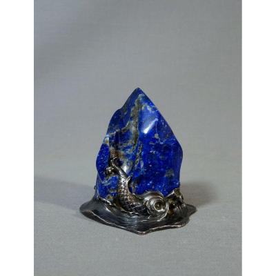 Objet d&#039;Orf&egrave;vrerie Mont&eacute; Formant Rocher Assailli par les Flots &eacute;cumants &amp; Dauphin Antique, Lapis Lazuli et Monture Argent