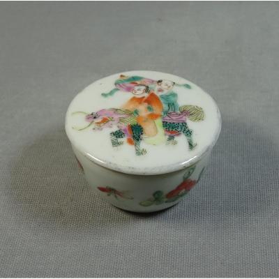 China XIXth Century, Small Porcelain Ointment Or Blush Pot Decorated With Person, Chimera And Flowers