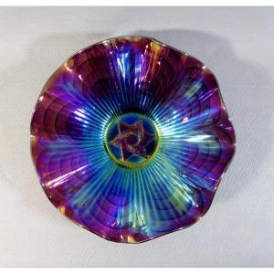 Coupe Mouvement&eacute;e En Verre Iridescent ou dit Carnival Glass &agrave; D&eacute;cor Ma&ccedil;onnique De L &Eacute;toile Flamboyante