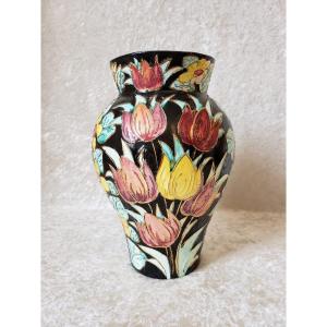 Vase en céramique de Vallauris à décor floral cloissonné sur fond noir. 1960.