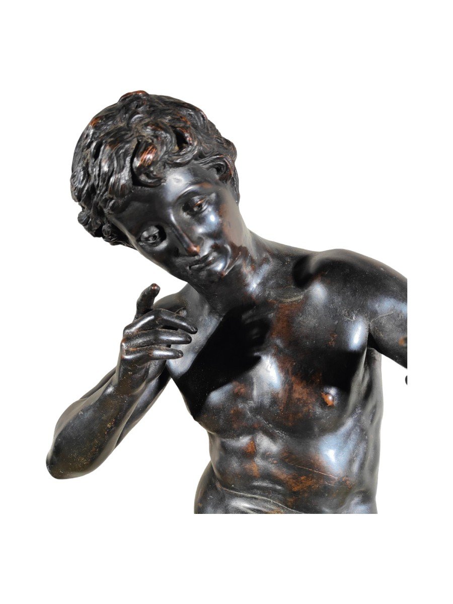 Sculpture Classique Du XIXe Siècle : Jeune Assis En Cuivre Patiné Foncé-photo-3