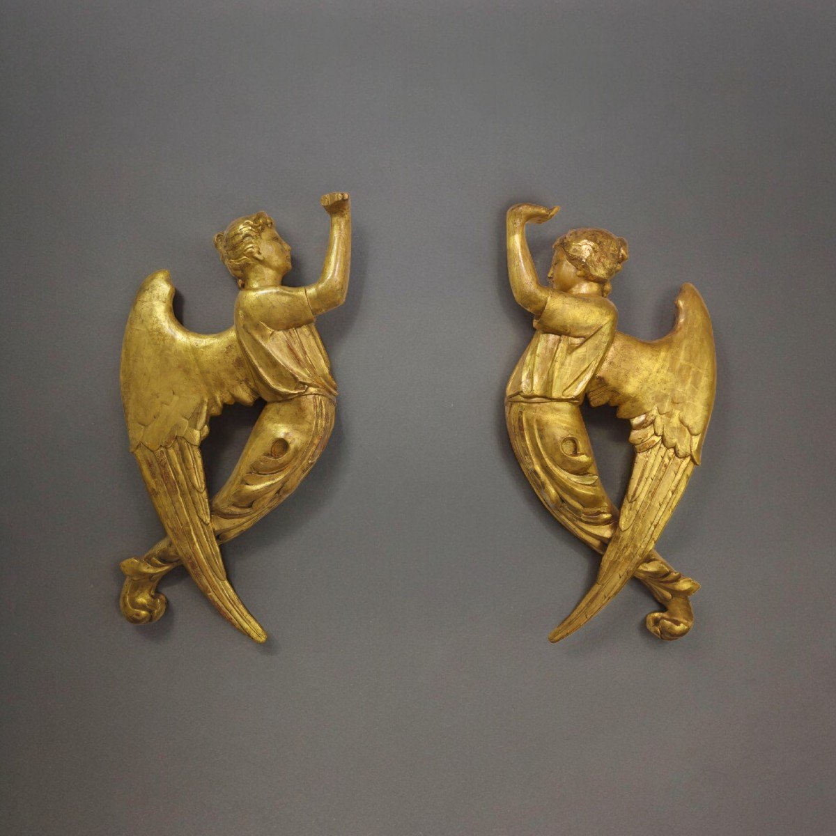 Large Pair Of 18th Century Angels In 24-carat Gold-gilded Wood 105 Cm-photo-4