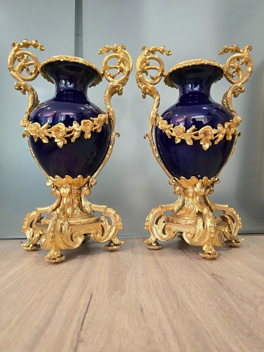  élégante Paire De Vases En Porcelaine Bleu Cobalt Du XIXe Siècle-photo-3