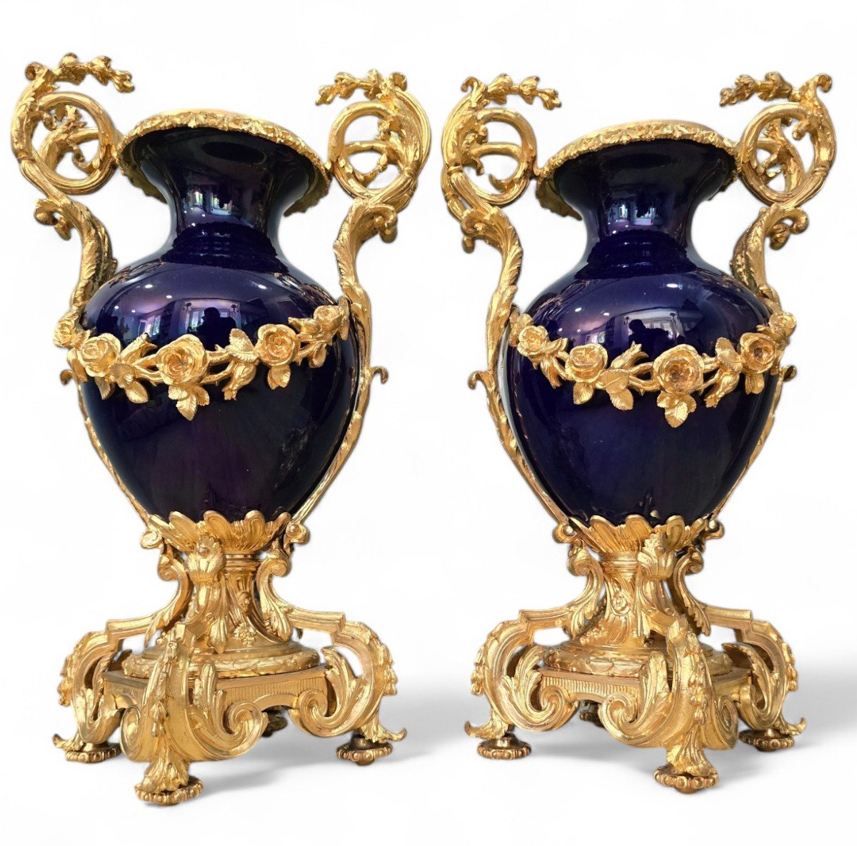  élégante Paire De Vases En Porcelaine Bleu Cobalt Du XIXe Siècle