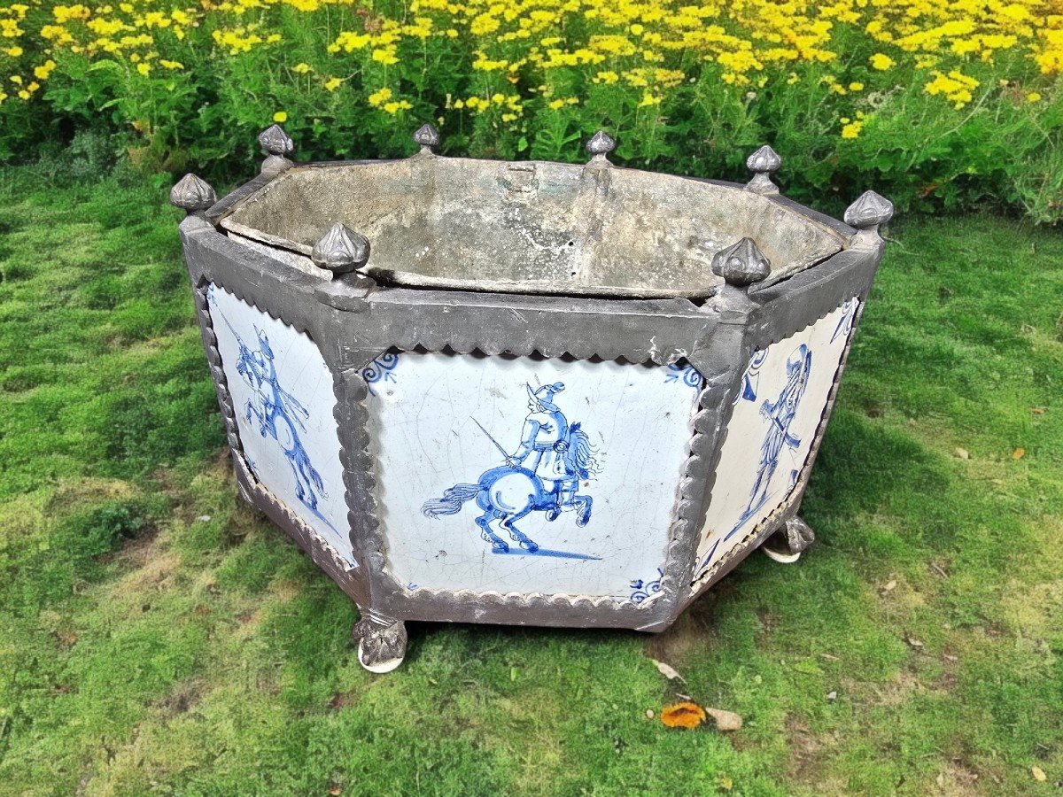 Pot De Fleurs Rare En Faïence De Delft Du XVIIe Siècle Avec Cadre Hexagonal En étain