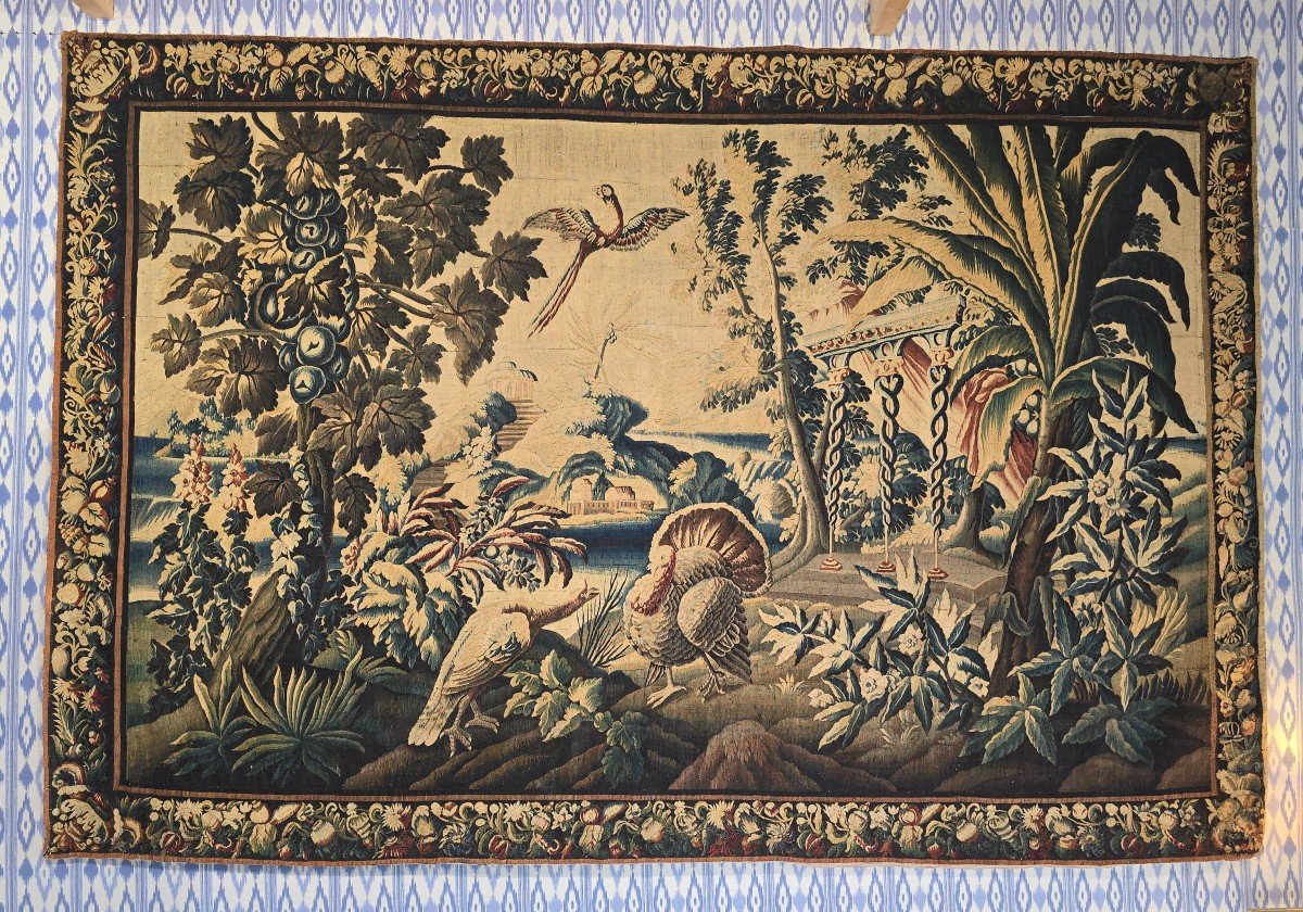 Grande Tapisserie d'Aubusson Du XVIIIe Siècle – Oiseaux Exotiques Et Architecture