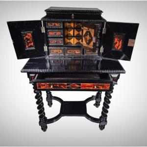 Découvrez l'élégance Et Le Charme Du XVIIIe Siècle Avec Ce Fascinant Cabinet Flamenco !