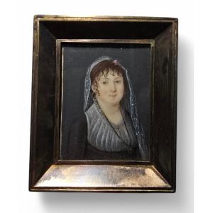 Portrait Miniature à l'Huile Du XVIIIe Siècle – Dame Avec Un Postiche Fleuri