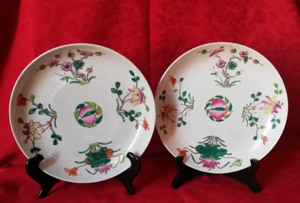 Paire d'assiettes en porcelaine de la Chine 