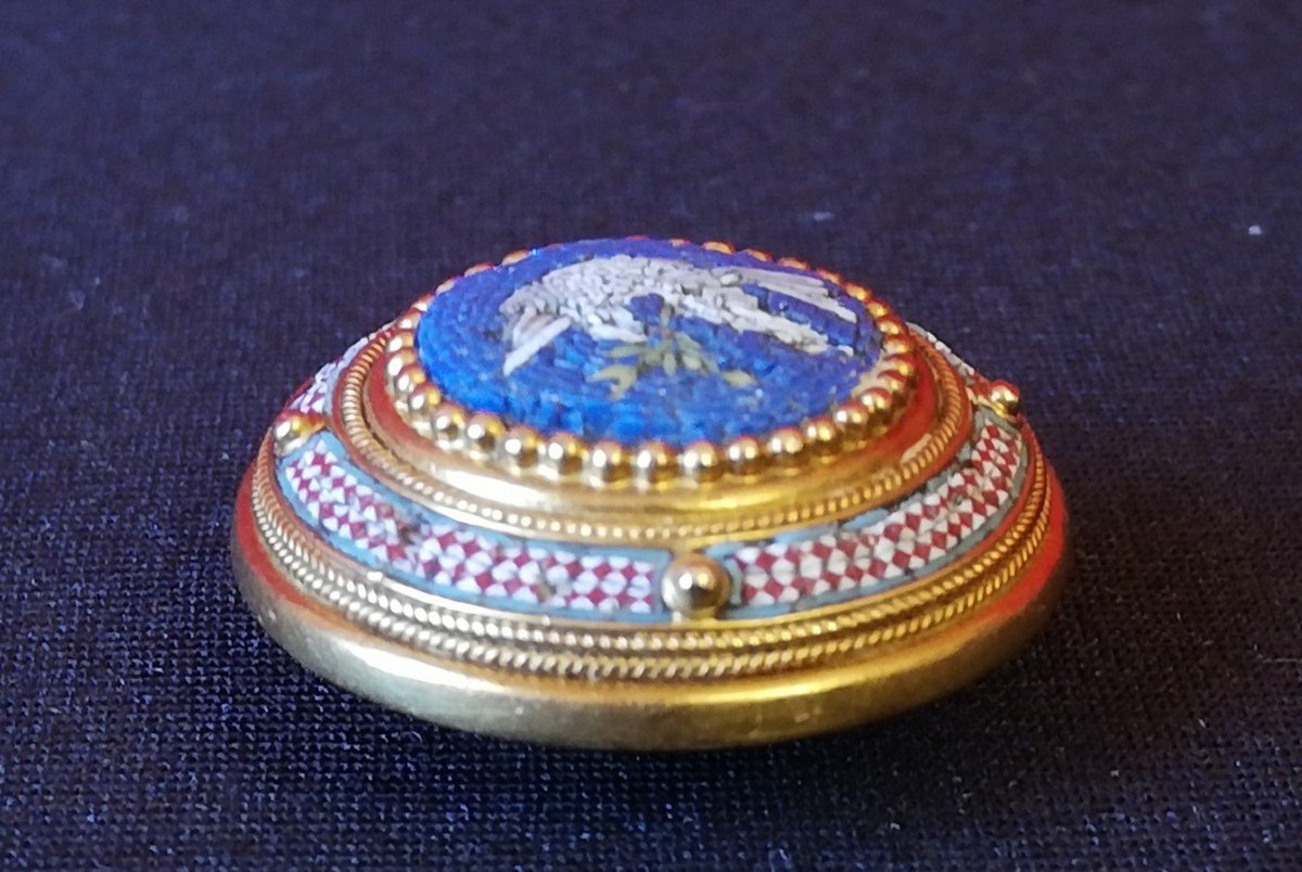 Gold Collar Button -photo-1