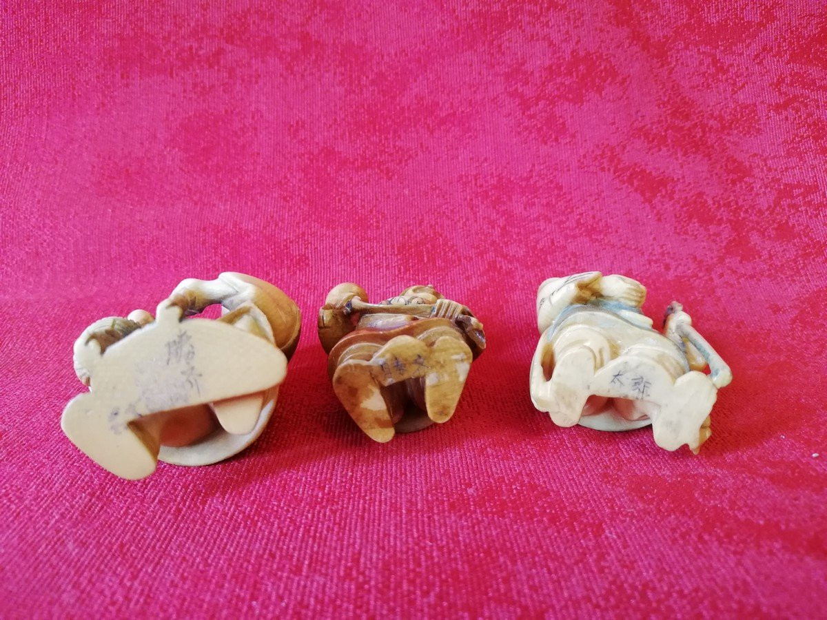 Three Small Ivory Figurines -photo-1