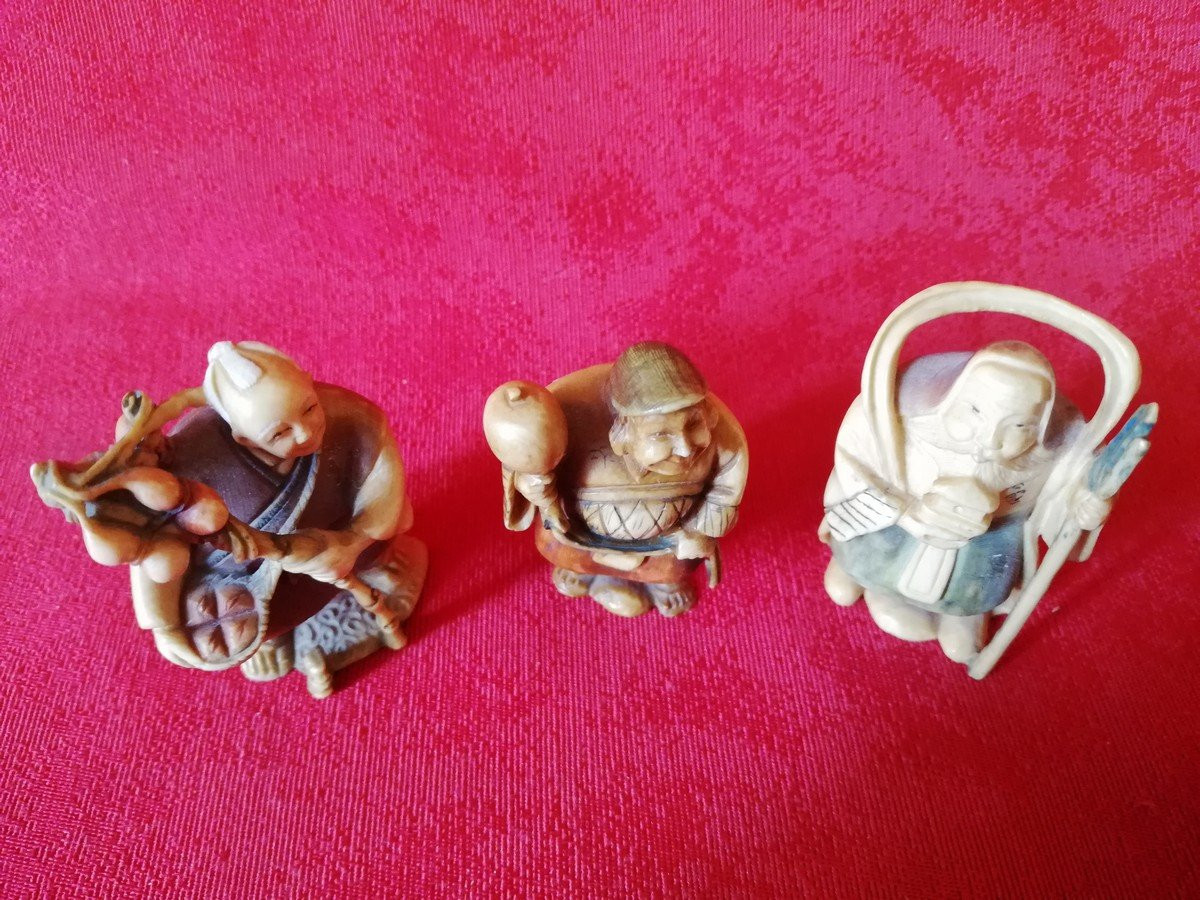 Trois petites figurines en ivoire -photo-2