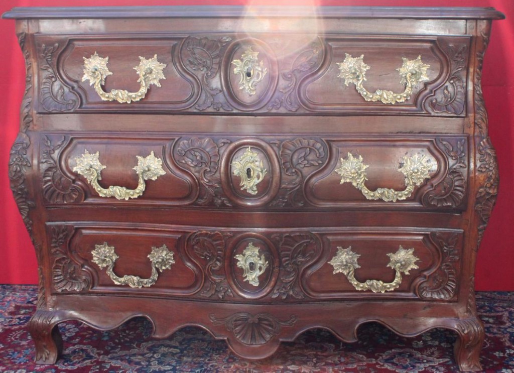 Commode Tombeau Lyonnaise En Noyer 18ème