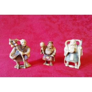 Trois petites figurines en ivoire 