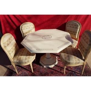 Table octogonale avec 4 chaises
