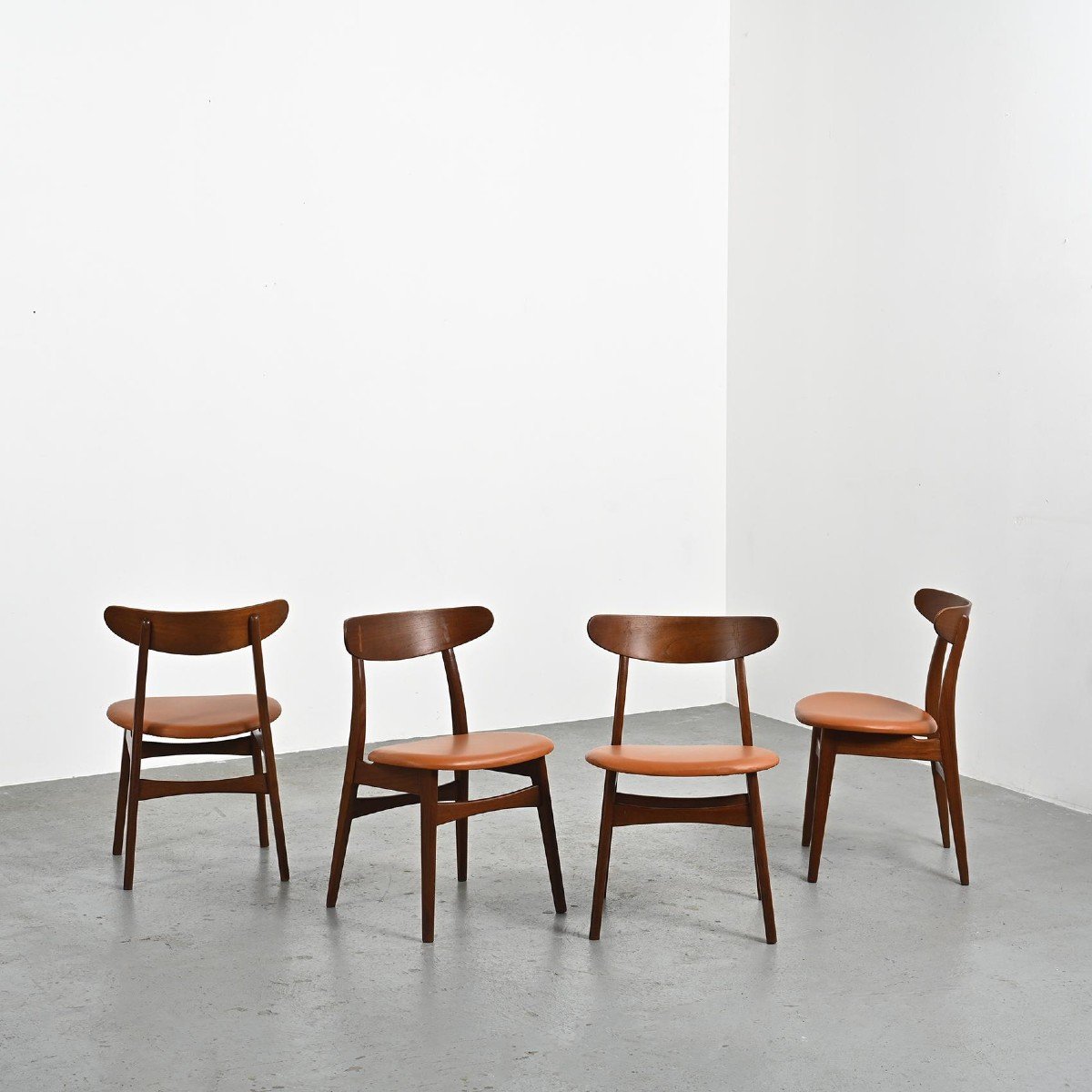 Suite 4 Chaises Scandinaves Par Hans Wegner, Vers 1955 